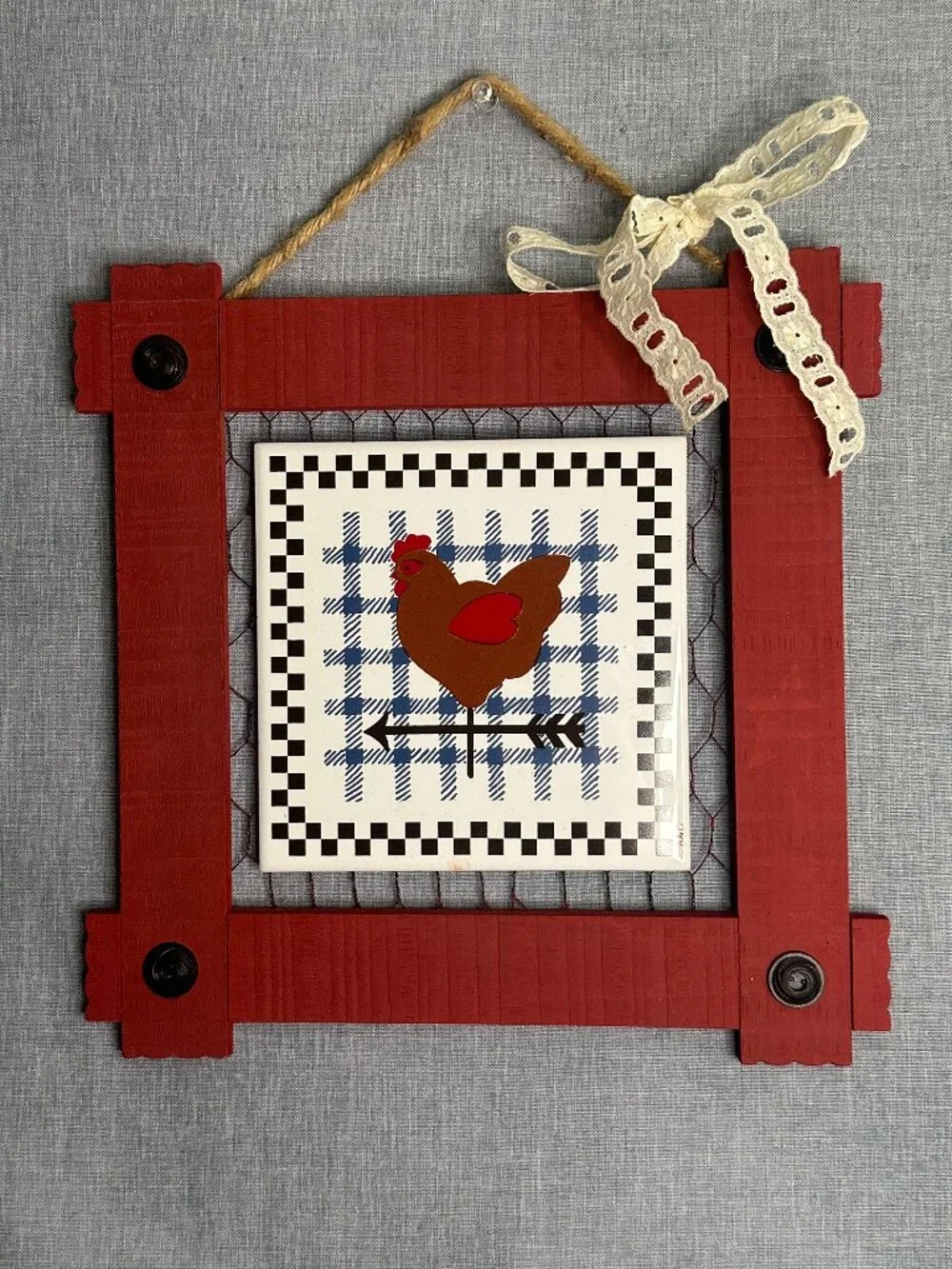 Wood Frame Chicken Wire Hanging Plaque ceramic Barnyard Scene Farmhouse Decor